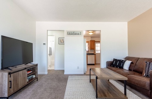 Central Colorado Springs House | [ 800 Weekly /2800 Monthly Rate] n2BR/1BA + Pets + Fenced Yard + near Parks