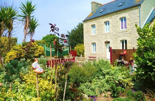 Kerlouan House | 800m from beaches, GR34 and Ménéham classified site. 4 people.enclosed garden