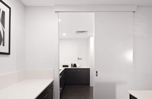 East Perth Apartment | 805 Secluded Spacious Sky Parlour For Family Pool+Gym
