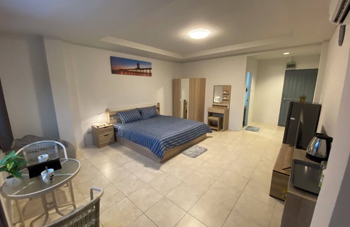 Kathu Apartment | 84 Bar & Guesthouse Room-1