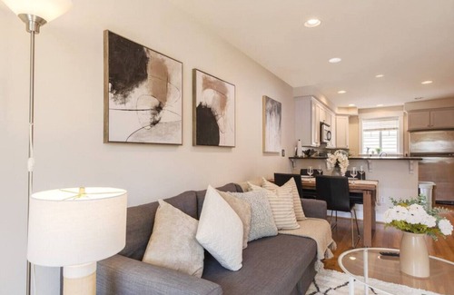 Whittier Heights House | 8417 Yina · 3b2.5b House in Ballard/10 mins to Green Lake