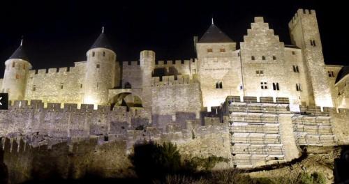 Casteras Apartment | 85 m2 de plain-pied dans maison confortable avec vue sur la vallée et les Pyrénées ariégeoises, grande terrasse avec barbecue et parking gratuit