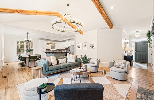 Hendersonville House | 85" TV, Arcade, Firepit, 350MB WiFi