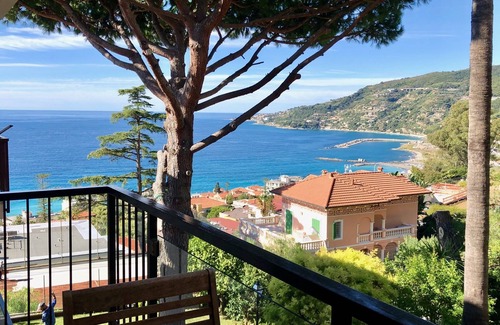 Ospedaletti Apartment | 85sqm holiday flat, in a park , close to the sea
