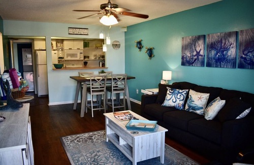 Madeira Beach House | 8BR/4BA sleeps up to 20 people! PRIME LOCATION!