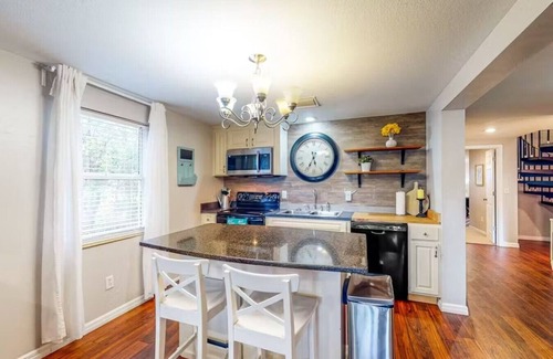 Plant City House | 8BR with Pool, Spa & Treehouse