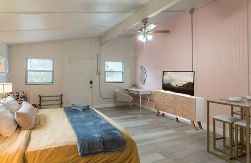 DeLand House | 8mi to blue springs + Firepit + perfect for 2!