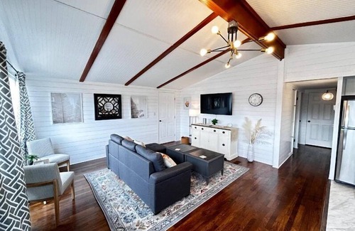 Hamilton House | 8th Street Haven - House in DT Hamilton