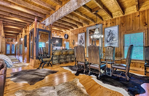 Highlands Cabin | 9/27-10/2 Just Opened Up! Luxury Cabin, Quiet Neighborhood, Minutes to Main St