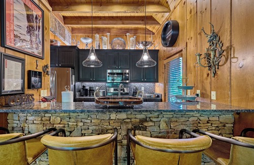 Highlands Cabin | 9/27-10/2 Just Opened Up! Luxury Cabin, Quiet Neighborhood, Minutes to Main St