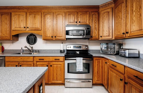 Interlochen House | 9 Beds, Swimming, & Hot Tub