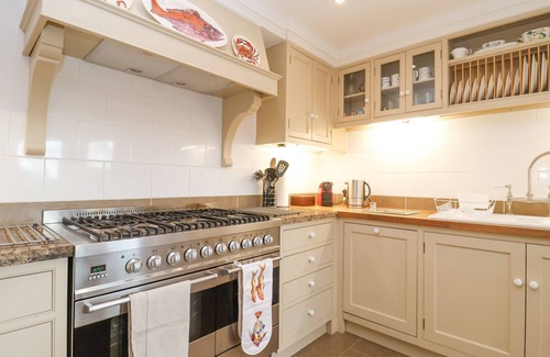 Aldeburgh House | 9 CHURCH FARM RISE, pet friendly, with a garden in Aldeburgh