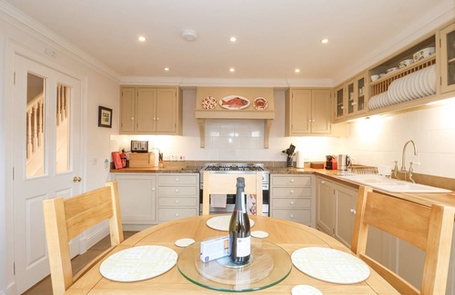 Aldeburgh House | 9 CHURCH FARM RISE, pet friendly, with a garden in Aldeburgh