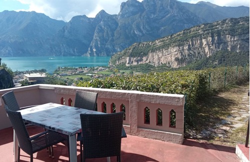 Torbole sul Garda Villa | 9 - Double room with garden view overlooking the lake Torbole