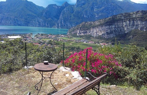 Torbole sul Garda Villa | 9 - Double room with garden view overlooking the lake Torbole