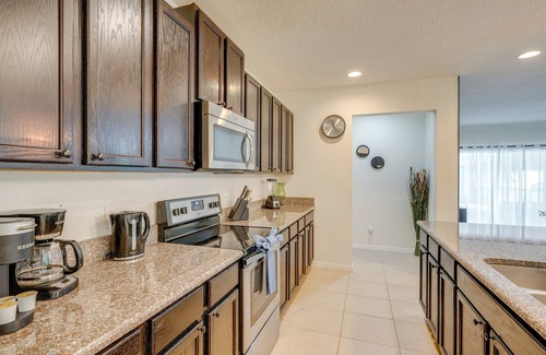 West Haven House | 9 Mi to Disney: Group Getaway w/Lanai & Hot Tub!