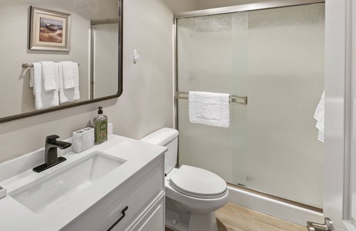 Irvine Research Center Condo | 9 miles from beach, 9 mins to Irvine Spectrum!