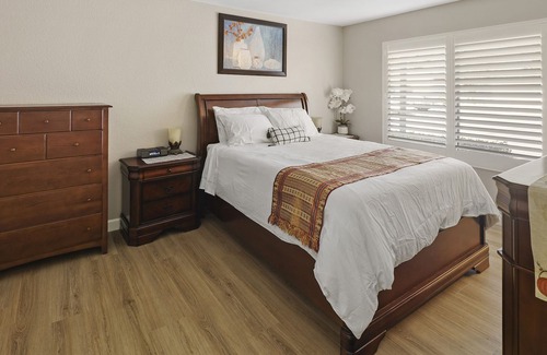 Irvine Research Center Condo | 9 miles from beach, 9 mins to Irvine Spectrum!