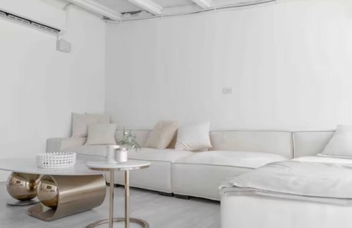 Zhongshan Apartment | 9 min to MRT Zhongxiao Fuxing Station/ 3 bedroom/ kitchenet/ terrace