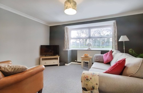 Brandesburton Cottage | 9 ORCHARD MEWS, pet friendly, with a garden in Brandesburton