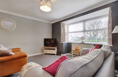Brandesburton Cottage | 9 ORCHARD MEWS, pet friendly, with a garden in Brandesburton