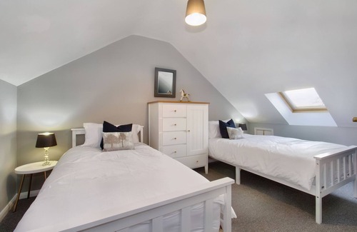 Brandesburton Cottage | 9 ORCHARD MEWS, pet friendly, with a garden in Brandesburton