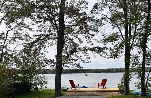 Carden Cottage | (90 min to GTA) Cozy Fall Cabin in Kawartha Lakes (Waterfront)