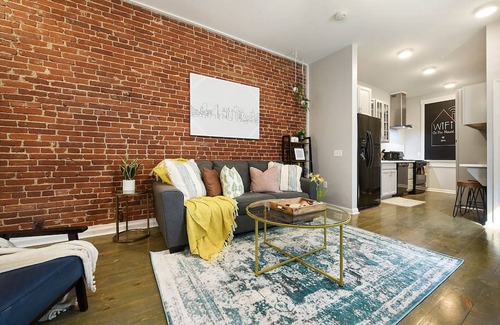 East Allegheny Apartment | 918 James #1 · King & Queen Beds