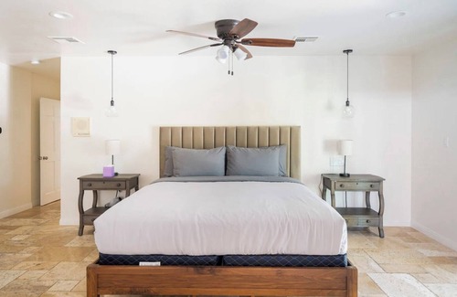 Paradise Villa | 9BD/9BA MEGA VILLA W/ 2 CASITAS: Waterslide Grotto Pool Spa Gym! ⭐️⭐️⭐️⭐️⭐️