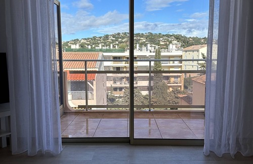 Sainte-Maxime City Centre Apartment | A 100 Mètres de la Plage et du Centre Ville : Piscine, Parking, Tout à Pieds!