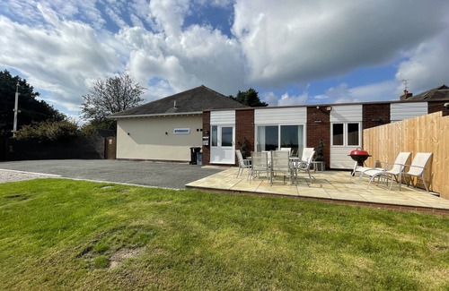 Frodsham House | A 3 bed property located on private grounds at the Top of the Ridge in Cheshire.