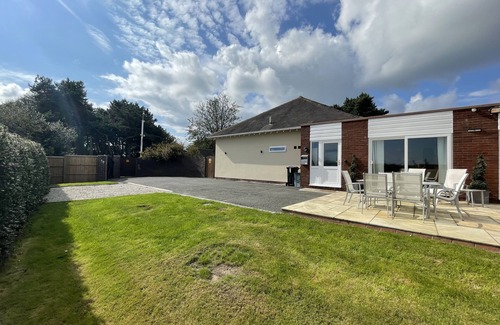 Frodsham House | A 3 bed property located on private grounds at the Top of the Ridge in Cheshire.