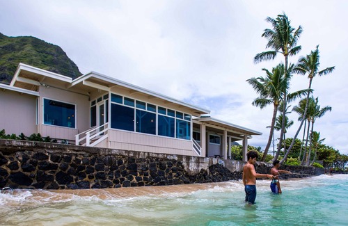 Ka'a'awa House | A Beach House that's actually on the beach!