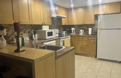 Etobicoke Apartment | A beautiful 3 bdrm apt, located 10' from Pearson Airoport