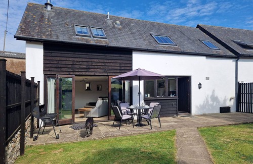 Honiton Cottage | A beautiful conversion of a 400-year-old threshing barn. Pet-friendly.