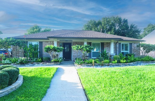 Meadows Place House | A beautiful home in a quiet neighborhood with recent updated features.