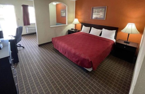 Emporia House | A Beautiful & Relaxing Getaway! With Parking