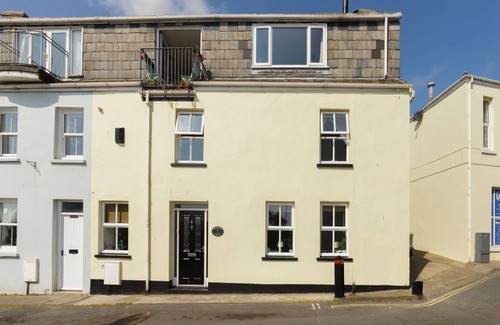 Port Saint Mary Apartment | A beautiful tall seaside townhouse located close to the picturesque harbour of Port St Mary, enjoyin