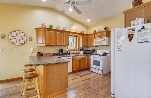 Timberline House | A beautiful view and lots of extras too! Super affordable lodging!