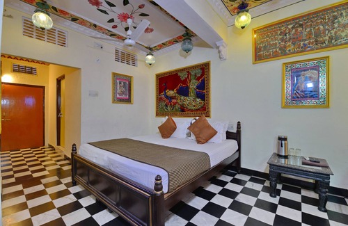 Udaipur District House | A.C. room with swimming pool (cool,chill, relax)