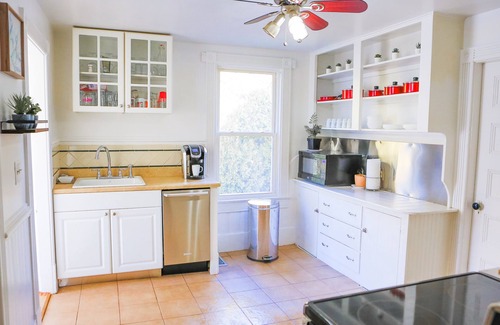 Wakefield-Peacedale House | A/C, Sleeps 12 Short Drive to Beach