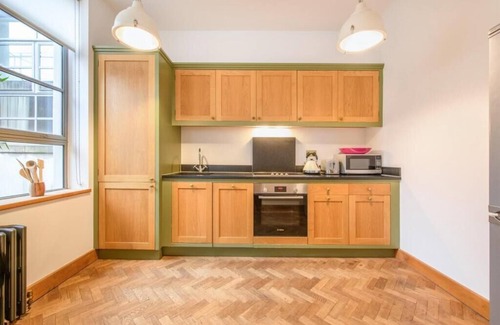 Fitzrovia Apartment | βοΈ A/C | π SuperKing | π FlexPolicy | β° EarlyDrop | π Balcony | π§Ό W/D