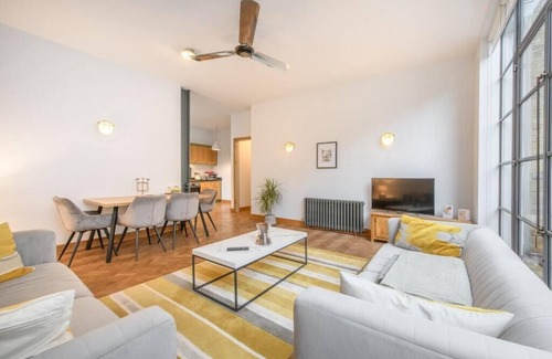 Fitzrovia Apartment | βοΈ A/C | π SuperKing | π FlexPolicy | β° EarlyDrop | π Balcony | π§Ό W/D