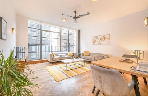 Fitzrovia Apartment | βοΈ A/C | π SuperKing | π FlexPolicy | β° EarlyDrop | π Balcony | π§Ό W/D