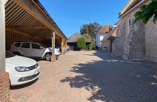 Pagham Apartment | A charming 2-bed suite 15 mins away from Chichester & Glorious Goodwood!