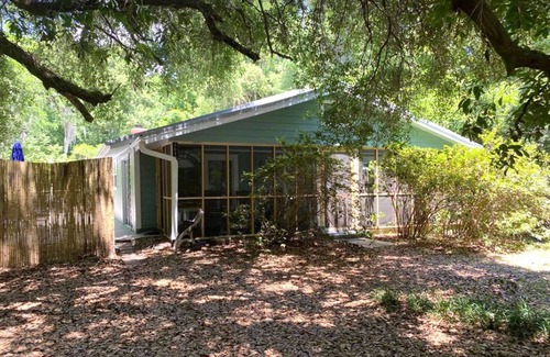 Darien House | A comfortable home in a quiet neighborhood graced with Spanish Moss draped oaks.