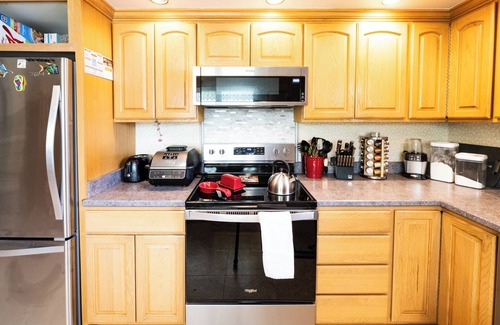 Sheridan Apartment | A comfortable two-bedroom, one-bathroom private apartment with two private entries on the UPPER LEVEL of a lovely ranch-style home on the banks of picturesque Little Goose Creek.