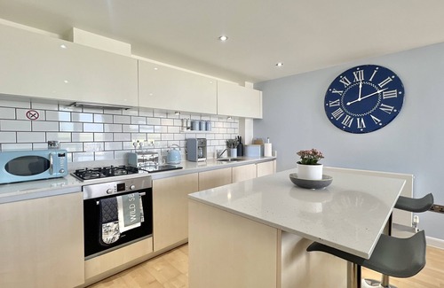 Newquay Apartment | A CONTEMPORARY BEACHSIDE APARTMENT ON HEADLAND ROAD FISTRAL 5 MINUTE FROM BEACH