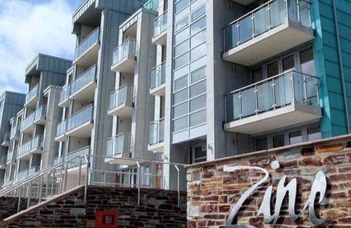 Newquay Apartment | A CONTEMPORARY BEACHSIDE APARTMENT ON HEADLAND ROAD FISTRAL 5 MINUTE FROM BEACH