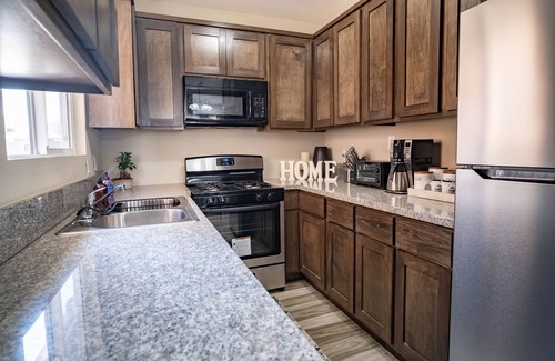 Los Angeles House | A cozy 2BR 2Bath vacation home close to DTLA, USC, Arts District & CRYPTO ARENA!